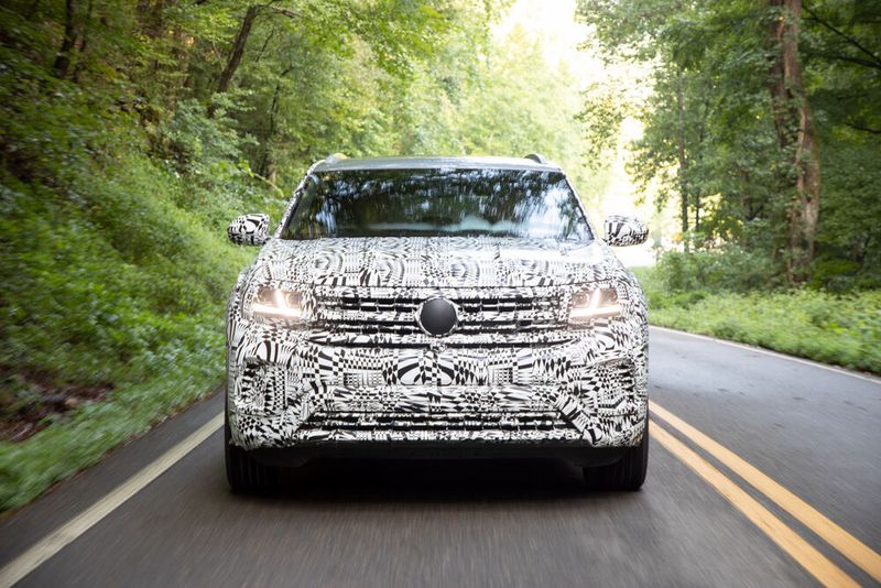 Hinter dem wuchtigen Grill mit den riesigen Scheinwerfern steckt entweder ein 2,0-Liter-Turbo mit 238 PS oder ein V6-Sauger, der aus 3,6 Litern Hubraum 280 PS holt. (Volkswagen)