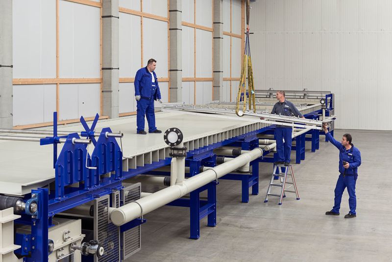 ...Der Auftraggeber hatte bei der Planung des Projektes ursprünglich einen mehrstufigen Prozess mit aufeinanderfolgenden Sieb- und Filtrationsschritten vorgesehen, in denen die Feststoffe mehrfach resuspendiert werden sollten. Der Vorschlag von BHS-Sonthofen, einen Taktbandfilter vom Typ BF zu verwenden, der nur einen Prozessschritt umfasst, überzeugte jedoch. Der Prozess ist nicht nur deutlich einfacher, er konzentriert die Wertstoffe auch höher. So wird weniger Energie benötigt, um die Wertstoffe im weiteren Verlauf des Prozesses zu extrahieren... (Bild: BHS Sonthofen; Hermann Rupp Kempten)