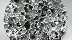 Blick ins Innere eines zylindrischen Bauteils aus Aluminiumschaum. Dieses wurde aber nicht aus Primärpulver hergestellt, sonder aus gemahlenen Spänen aus der Industrie, die bei der Bearbeitung von Bauteilen anfallen. Das, so das Fraunhofer IWU braucht weniger Energie. Die Zellstruktur steht der von konventionellem Aluminiumschaum in nichts nach, weshalb auch die mechanischen Eigenschaften sich quasi gleichen. (Bild: Fraunhofer IWU)
