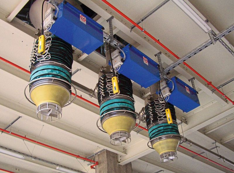 Der Teleskopverlader in der Ausführung ZG mit doppelwandigem Balg führt Stäube aus der Kunststoffverarbeitung einfach und sicher ab.  (Bild: WAM )