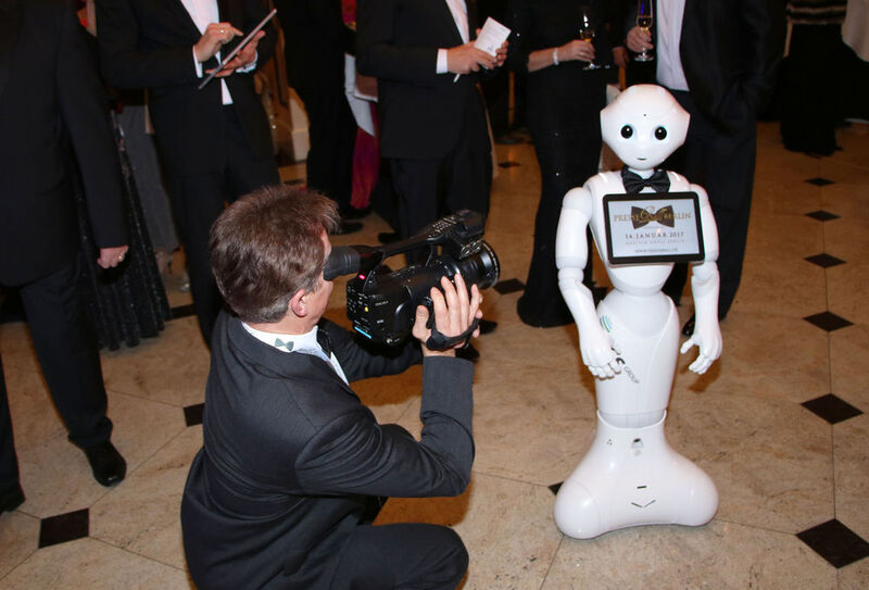 Kleiner Auftritt ganz groß: Der Roboter Pepper kam auf dem Presseball in Berlin gut an. (ISC Group)