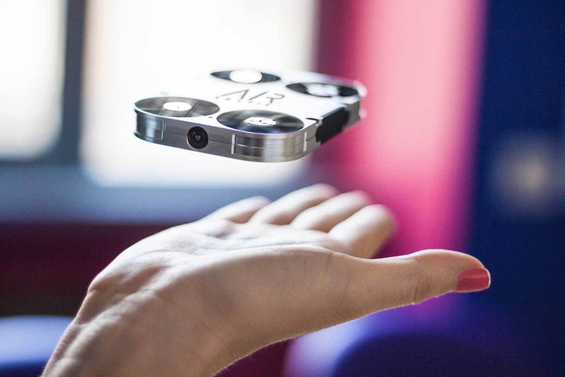 Selfies aus dem Homeoffice oder doch mal schauen, was draußen so los ist mit dem AirSelfie. Dabei handelt es sich um eine fliegende Kamera im Hosentaschenformat, die Weitwinkelfoto- und Videoaufnahmen in HD ermöglicht – und zwar aus der Vogelperspektive. AirSelfie lässt sich in ein spezielles Smartphone-Cover mit Ladegerät integrieren und per App mit dem Smartphone verbinden und steuern. Der Preis liegt bei 259 Euro. (Airselfie)