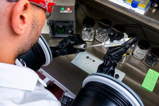 Im Batterielabor prüft Lanxess den Einfluss von Eisenoxid- und Eisenphosphat-Qualitäten in LFP-Materialien direkt in Batteriezellen und schafft so eine fundierte Basis für die Bewertung ihrer Leistungsfähigkeit.(Bild:  Lanxess)
