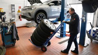 Das Autohaus Pietsch in Melle setzt für einen reibungslosen Arbeitsablauf auf die Produkte von Fetra und spiegelt dem Borgholzhausener Hersteller regelmäßig, wie sich diese in der Praxis bewähren. (Fetra)