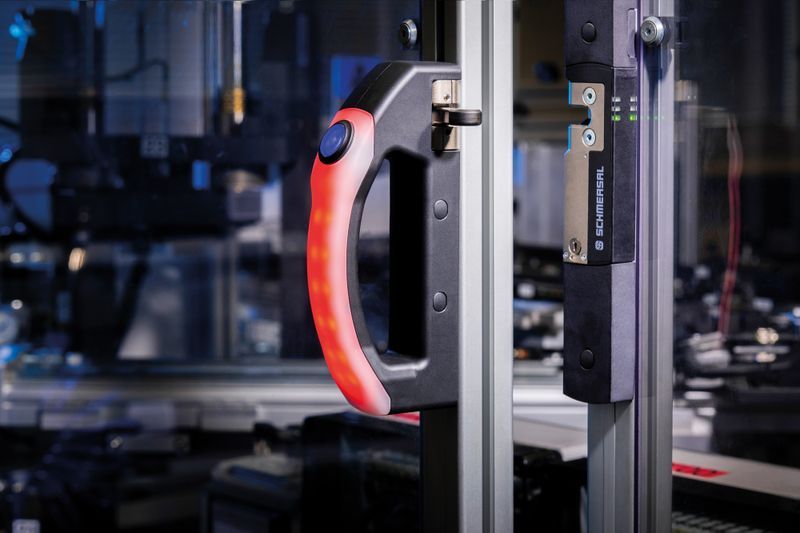 The door handles of the DHS system illuminate extensively in up to seven colors, thereby indicating the operational status of the safety door. (Source: Schmersal)