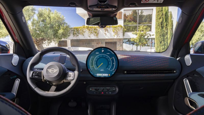 Der klassische Rundtacho bleibt. Ein Zentralinstrument gibt es nicht. (Bild: Bernhard Filser)