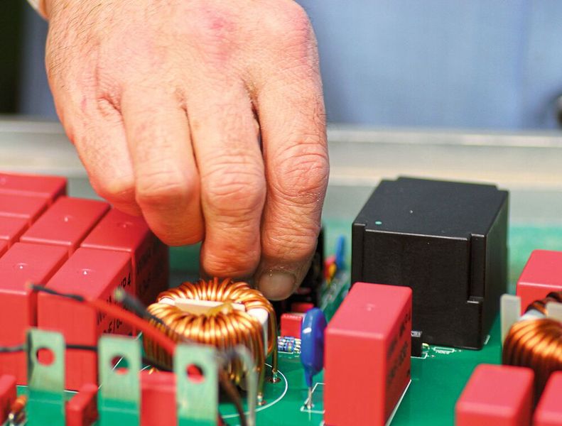 2021, Loyale Kunden: Wir danken allen für die Aufträge im schwierigen Corona- und Lieferkettenjahr, speziell der Elatronic AG.  (Bild: Schmid Elektronik)