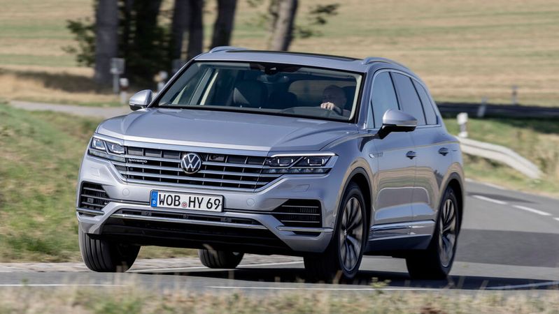 Der VW Touareg fährt nur knapp 50 Kilometer weit elektrisch. Ab 2022 ist das zu wenig für die E-Auto-Förderung.