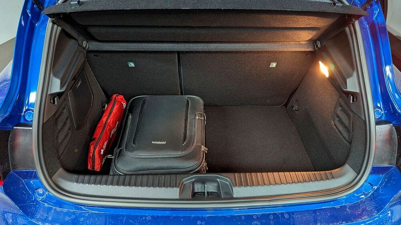 Das Volumen des Heckabteils beträgt bei der Hybridvariante zwar nur 301 Liter, aber die lassen sich aufgrund der glattflächigen Form gut nutzen. Bei den einfachereren Motorvarianten passen sogar 391 Liter rein. (Bild: Mauritz – VCG)