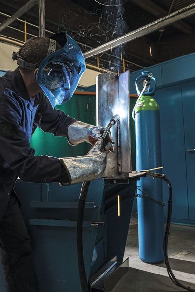 Beim MAG-Schweißen hochlegierter Werkstoffe trägt ein exakt abgestimmtes Schutzgas wesentlich zur Prozesssicherheit und Nahtqualität bei. (Bild: Air Liquide)