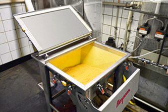 Der Trichter mit einem Fassungsvermögen von 110 Liter, einer abklappbaren Ablagefläche und einem aufklappbaren Deckel ist mit einem mechanischen Rührwerk ausgestattet, um Agglomerate zu zerkleinern und in den Aufnahmeadapter des Förderers weiter zu leiten. Der Trichter mit einem Fassungsvermögen von 110 Liter, einer abklappbaren Ablagefläche und einem aufklappbaren Deckel ist mit einem mechanischen Rührwerk ausgestattet, um Agglomerate zu zerkleinern und in den Aufnahmeadapter des Förderers weiter zu leiten.