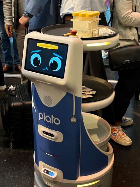 ... diesmal mit Verstärkung: Service-Roboter Plato. (© VIT)