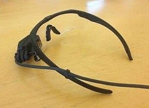 Bild 7: In das Sichtfeld der Spezialbrille werden die Informationen für den Bediener der Abkantpresse projiziert. (Bild: Safan Darley)