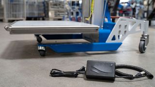 Das Standard-Batterieladegerät 2440 LA von Mascot musste nur minimal angepasst werden, um die Anforderungen des „lift2move“ von Expresso zu erfüllen. (Bild: Mascot)