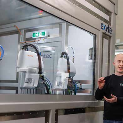 Sebastian Henschel (l.), technischer Leiter für AgiloBat am wbk, und Thomas Schmidberger, Business Development Manager bei KUKA, begutachten den automatisierten Prozess im Mini-Environment. (Bild: KUKA)