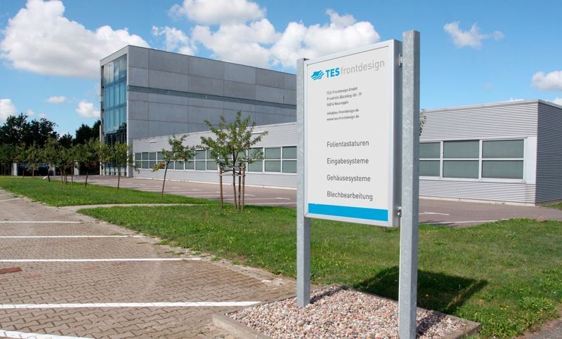 Das Gebäude des Neuruppiner Unternehmens TES Frontdesign in Brandenburg. (Bild: Hoffmann + Krippner / TES Frontdesign)