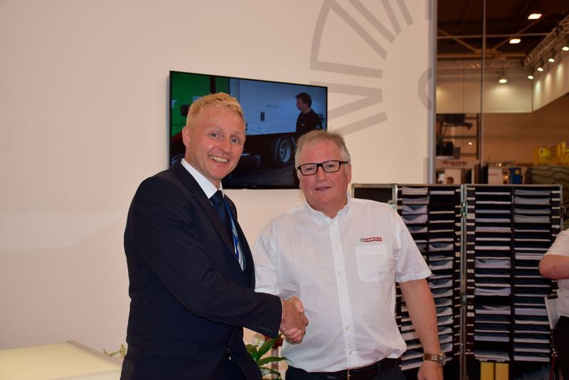 Auch der frisch gekürte ASA-Präsident Frank Beaujean (li.) ließ sich die diesjährige Messe Reifen nicht entgehen. Er besuchte hier Dirk Warkotsch, den Vorstandsvorsitzenden der Haweka AG, zum Meinungsaustausch. (Ottmar Holz)