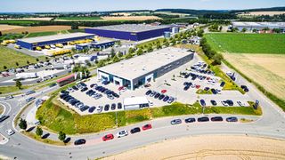 Blick von oben auf den VW-Betrieb der Koch-Gruppe in Öhringen. (Bild: Koch-Autogruppe)