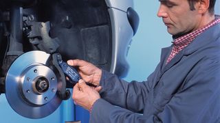Bei der Bremsenreparatur sind hochwertige Ersatzteile und eine sorgfältige Arbeit Pflicht. (Bild: Bosch)