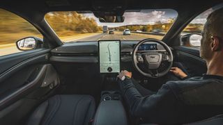 Hände weg vom Lenkrad: Bei Ford und BMW dürfen das Fahrerinnen und Fahrer in bestimmten Modellen. (Bild: Stuart G W Price/Ford)