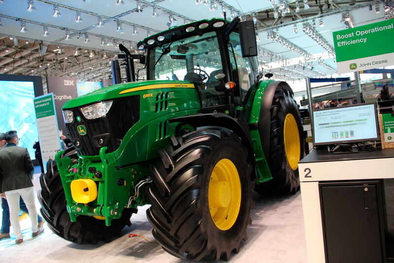 Am Stand von IBM fuhr John Deere diesen Traktor auf. Der Grund: Das Softwarehaus arbeitet gemeinsam mit dem Traktorenhersteller an einem Industrie-4.0-Pilotprojekt. (Bild: Robert Horn)