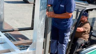 Die mit „VarioSAVE-LaSi“ ausgestattete Ladefläche besitzt ein quer und längs in den Boden eingelassenes Schienenraster zum einfachen Abstecken der Ladung. (Elting)