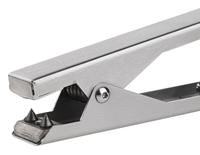 Zugelassene und zuverlässige Erdungszangen zeichnen sich durch hohe Anpresskräfte aus und beißen sich mittels der vorhandenen Zähne durch isolierende Schichten wie Schmutz, Fett und Farbe. Die Erdungszangen eignen sich aufgrund der unterschiedlichen Öffnungsweiten für verschiedene Anwendungen. (Bild: Rembe)