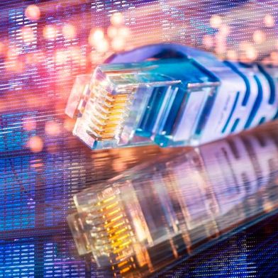 Um KI-Anwendungen nutzen zu können, ist die Connectivity entscheidend: Deswegen gweinnen Glasfasernetze weiter an Bedeutung. (Bild: © xiaoliangge - stock.adobe.com)