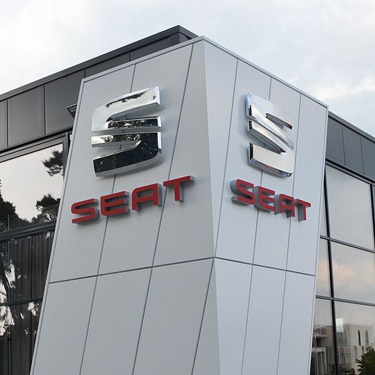 Das Autohaus Bayram in Alsbach-Hähnlein ist in einen Ci-konformen Neubau gezogen.(Foto:  Grimm)