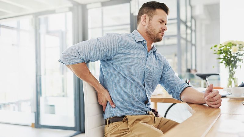 Insbesondere bei „falschem“ Sitzen können Rückenschmerzen häufig unerkannt entstehen und die Produktivität der Arbeitnehmerinnen und Arbeitnehmer massiv einschränken.(Bild: ©  AS/peopleimages.com - stock.adobe.com)