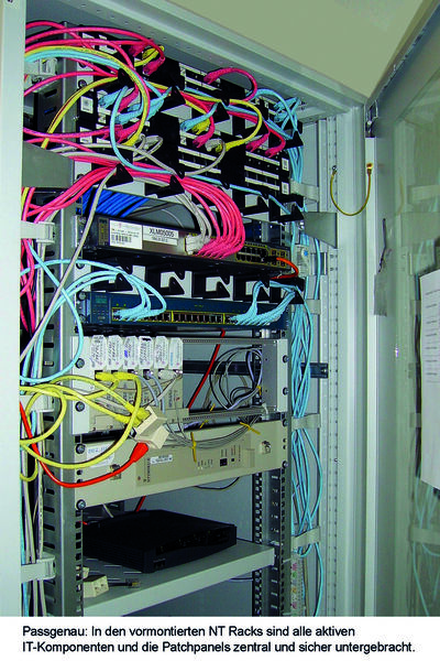 In den vormontierten NT-Racks sind alle aktiven IT-Komponenten und Patchpanels zentral und sicher untergebracht. (Archiv: Vogel Business Media)