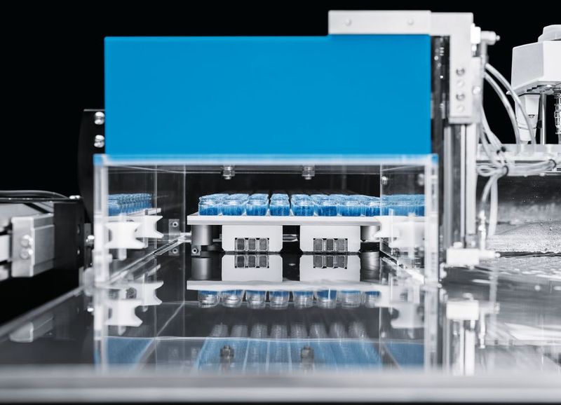 Zwei Trägerplatten schweben mithilfe an der Unterseite angebrachten Magnetschienen über den Supraleiter. (Bild: Festo)