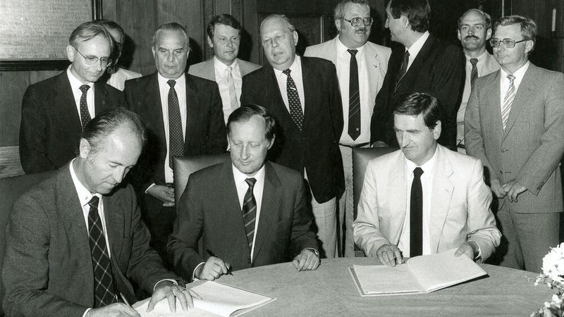 Vertragsunterzeichnung für das BMW-Werk Regensburg am 23. Juli 1983 mit dem damaligen Vorstandsvorsitzenden Eberhard von Kuenheim und Technikvorstand Hans Koch. (Bild: BMW)