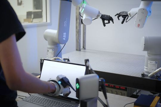 Der kollaborative Roboter GoFa wird eingesetzt, um die Psyonic-Ability-Hand zu testen. Dabei werden Tastsensorik, nachgiebige Mechanik und menschlich gewonnene Trainingsdaten kombiniert. (Bild:  ABB Robotics)
