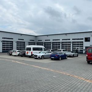 Seit 2021 ist das Werkstattgelände in Veitshöchheim die Heimat von Lindners Boxenstopp – inklusive eingemieter TÜV-Prüfstelle direkt auf dem Gelände.(Bild:  Schreiner – VCG)