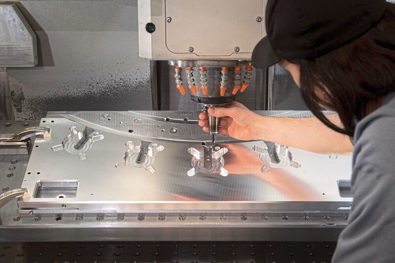 Plattenfertigung gehört zu den Kernkompetenzen der IBOR AG. Hier im Bild eine gefräste Aluminiumplatte mittlerer Grösse, welche für die Automation Einsatz findet. (Thomas Entzeroth)