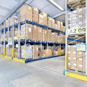 Bis zu 29 m lang sind die Wagen der verfahrbaren Regalanlage bei Hager Papprint. Mit der permanenten Abstandsregelung bewegen sie sich auch bei ungleichmäßiger Beladung.