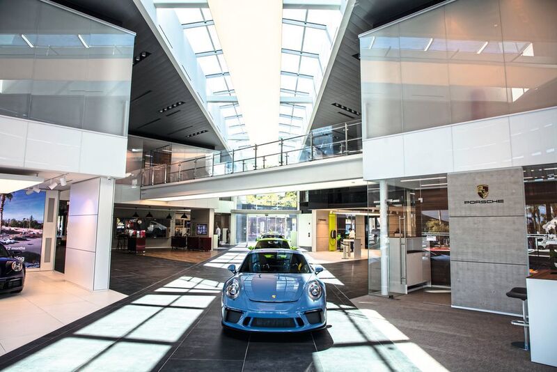 Ein Pilotbetrieb in Palm Springs zeigt, wie die neue CI der Sportwagenmarke künftig aussehen wird. (Porsche)