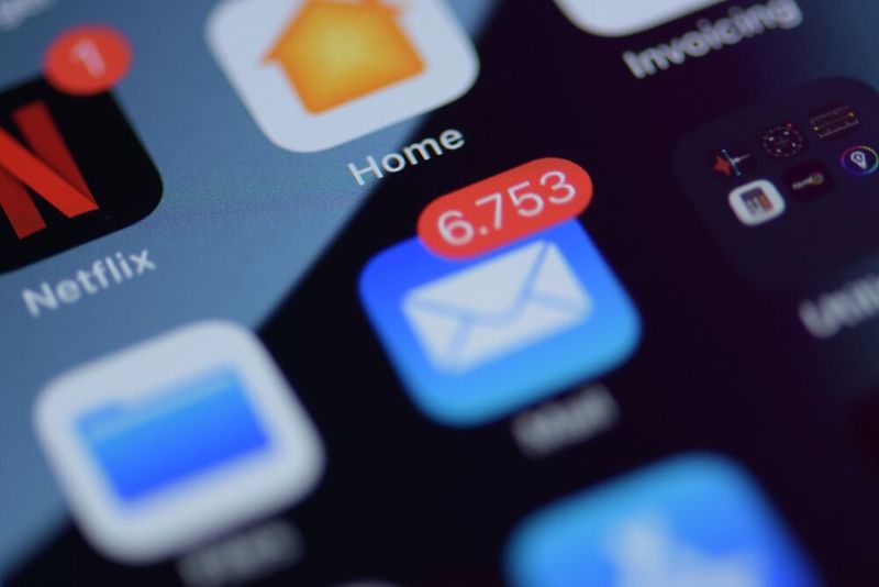 Löschen Sie regelmäßig: In vielen E-Mail-Postfächern befinden sich Hunderte oder gar Tausende alte E-Mails. Wie viele davon werden Sie wirklich noch einmal brauchen? Dieser kleine Teil wird im E-Mail-Archiv gespeichert. Alles andere kann gelöscht werden. (Bild: gemeinfrei)