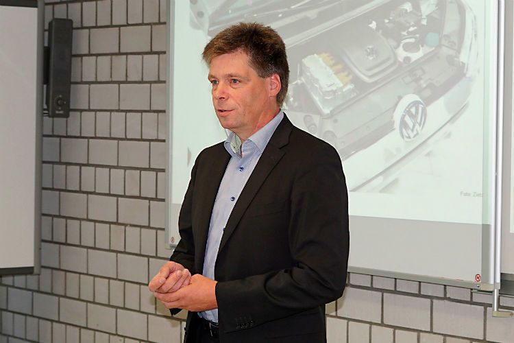 Berichtsheft? Kein Problem! Holger Zietz von Vogel Business Media erklärte den Azubis, wie man ein Berichtsheft schnell und effektiv führt. (Innung)