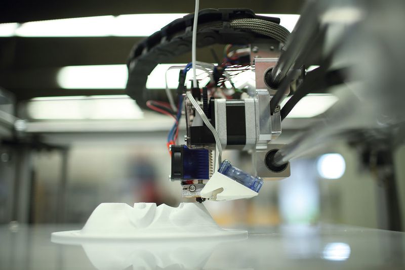 Nach der Softwarekonfiguration der Maske wird das Modell der Gussform mit einem 3D-Drucker gedruckt. (Thilo Schmuelgen)