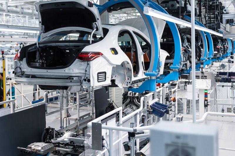 Auf nur einer Ebene können in der Factory 56 alle Montageschritte für Fahrzeuge verschiedener Aufbauformen und Antriebsarten erfolgen. (Bild: Mercedes Benz)