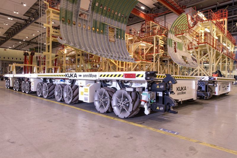 Die zwei Transportplattformen sollen die Fertigung des A380 flexibler gestalten. (Kuka)