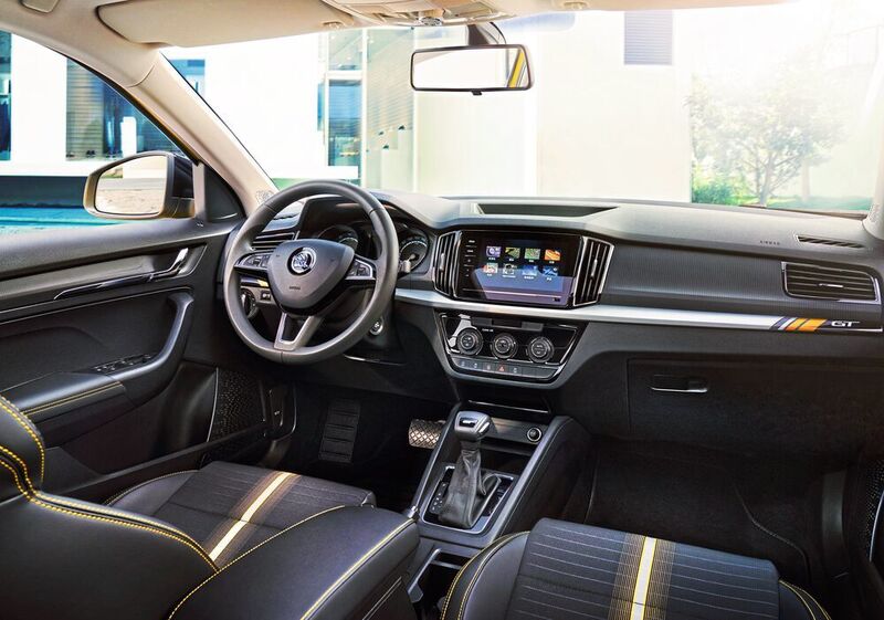 Neben einem großen Touchscreen ist der Innenraum mit angedeuteten Integralsitzen, besonders peppigen Polstern und markanten Zierkonsolen ausgestattet. (Skoda)