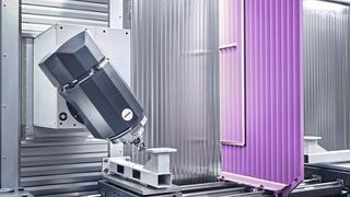 Eine herausnehmbare Trennwand teilt den Arbeitsraum – hier bei einer Maschine des Typs ZVH55/L9000.   (Ibarmia Werkzeugmaschinen)