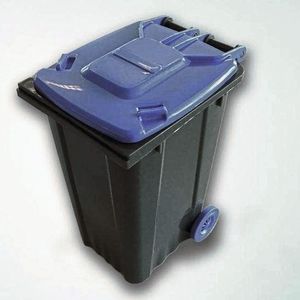 Im Freigelände zwischen den Hallen 10 und 16 werden im Rahmen der K 2019 auf einer Engel-victory-Spritzgießmaschine Post-Consumer-Abfälle zu Mini-Müllcontainern verarbeitet. 