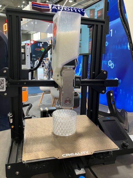 Das gemeinsames Projekt vom Laser Zentrum Hannover e. V. (LZH) und vom Institut für Integrierte Produktion Hannover gGmbH (IPH) bietet KMU Fortbildungen und Schulungen zu den Prozessen, Materialien und Arbeitsabläufen in der Additiven Fertigung. (Bild: Juliana Pfeiffer/VCG)