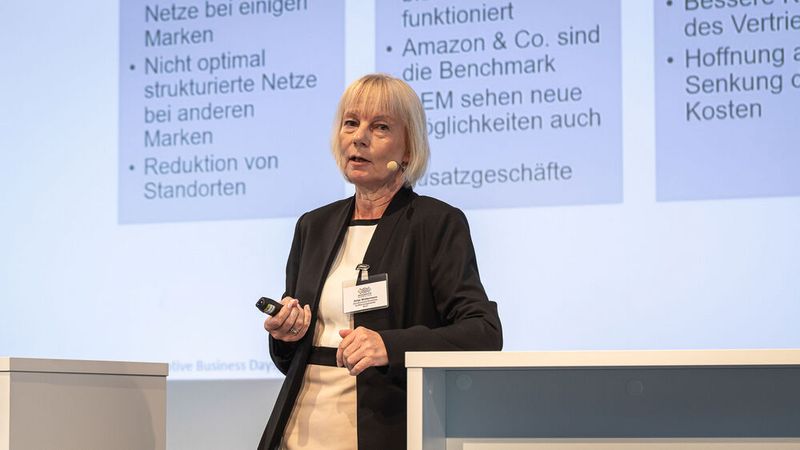ZDK-Geschäftsführerin Antje Woltermann räumte in ihrem Vortrag unter anderem mit zahlreichen Irrtümern rund um die Agentursysteme auf und erläuterte die Vor- und Nachteile der verschiedenen Modelle. (Bild: Stefan Bausewein)