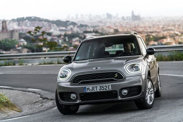 Der MINI Cooper S E Countryman ALL4 ist der erste Mini, bei dem ein Plug-in-Hybrid-Antrieb die Möglichkeit zu rein elektrischer und damit lokal emissionsfreier Mobilität eröffnet. (Mini)