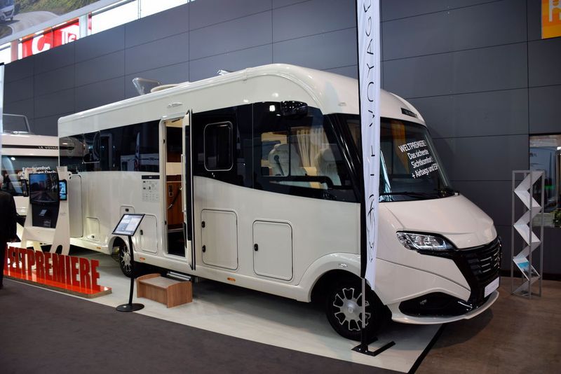 Ganz ohne Spiegel: Das Wohnmobil Signature I-8.0-CF von Le Voyageur auf Iveco Basis hat anstatt Aussenspiegeln Kameras und Monitore. (Schweitzer)